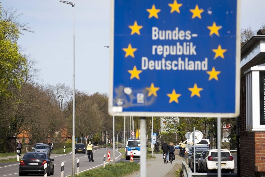 Omicron: Helseminister for strengere innreiseregler