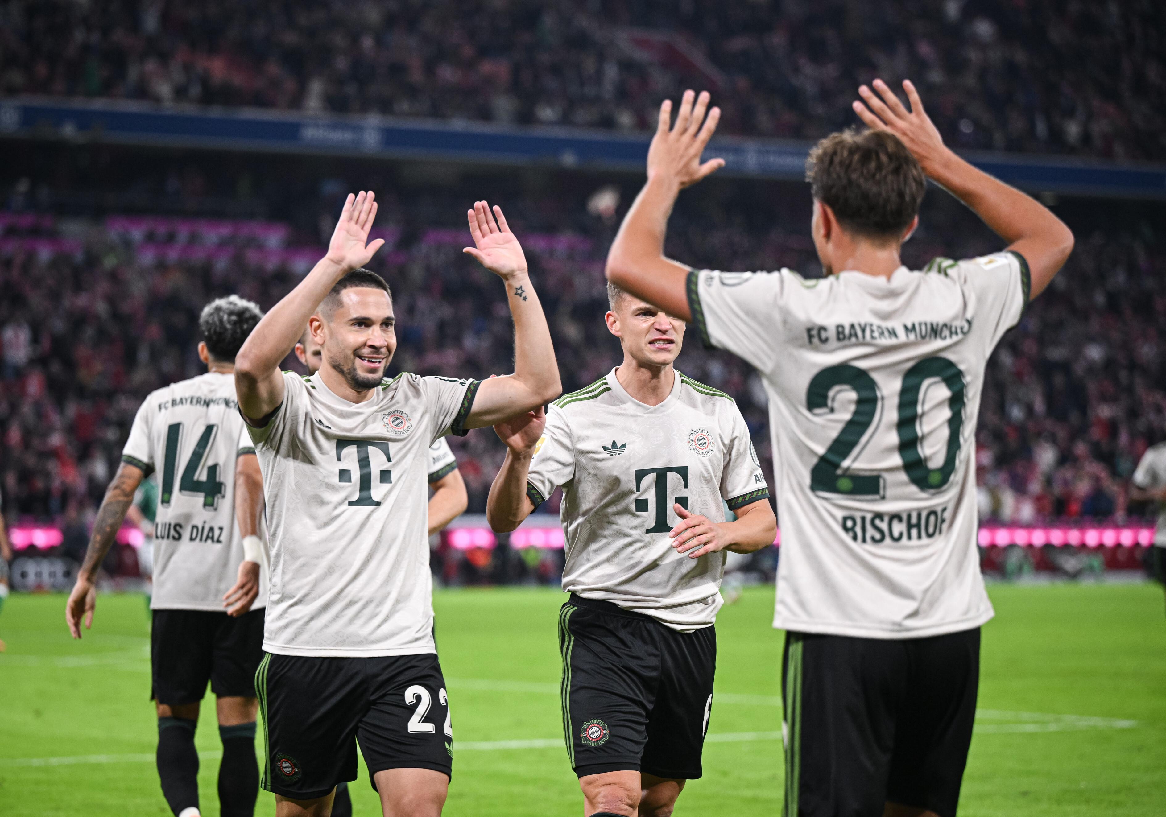 Profitiert vom neuen Teamgefüge des FC Bayern: Tom Bischof (vorne) feiert mit Raphael Guerreiro und Joshua Kimmich (Mitte).