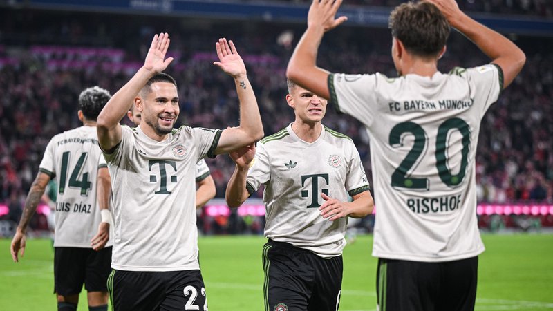 Profitiert vom neuen Teamgefüge des FC Bayern: Tom Bischof (vorne) feiert mit Raphael Guerreiro und Joshua Kimmich (Mitte). | Bild: picture-alliance / dpa Profitiert vom neuen Teamgefüge des FC Bayern: Tom Bischof (vorne) feiert mit Raphael Guerreiro und Joshua Kimmich (Mitte).