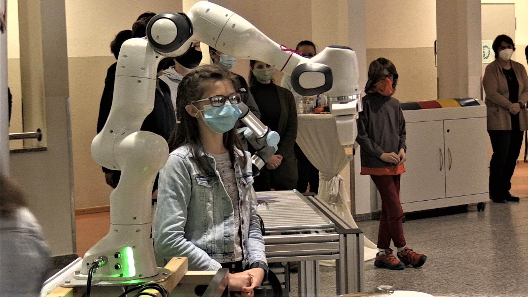 Roboterarm "Panda" bei seiner Vorstellung an der Realschule Schongau. 