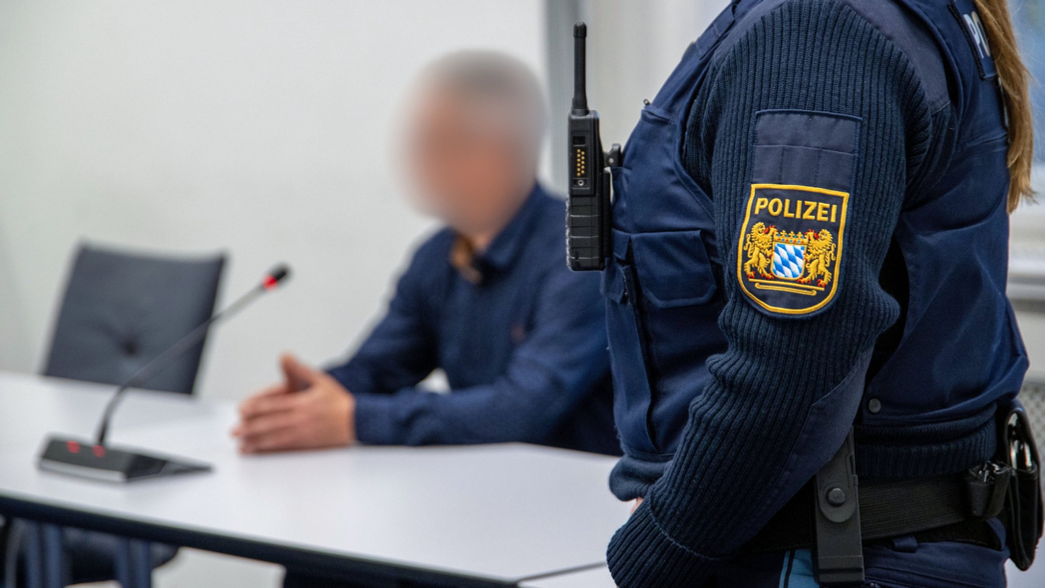 Eine Polizistin steht im Saal des Landgerichts Bamberg, während der Angeklagte an einem früheren Prozesstag auf den Beginn der Verhandlung wartet.
