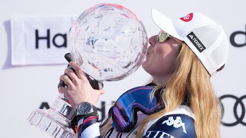 Mikaela Shiffrin mit der großen Kristallkugel | Bild: picture-alliance/dpa Mikaela Shiffrin mit der großen Kristallkugel