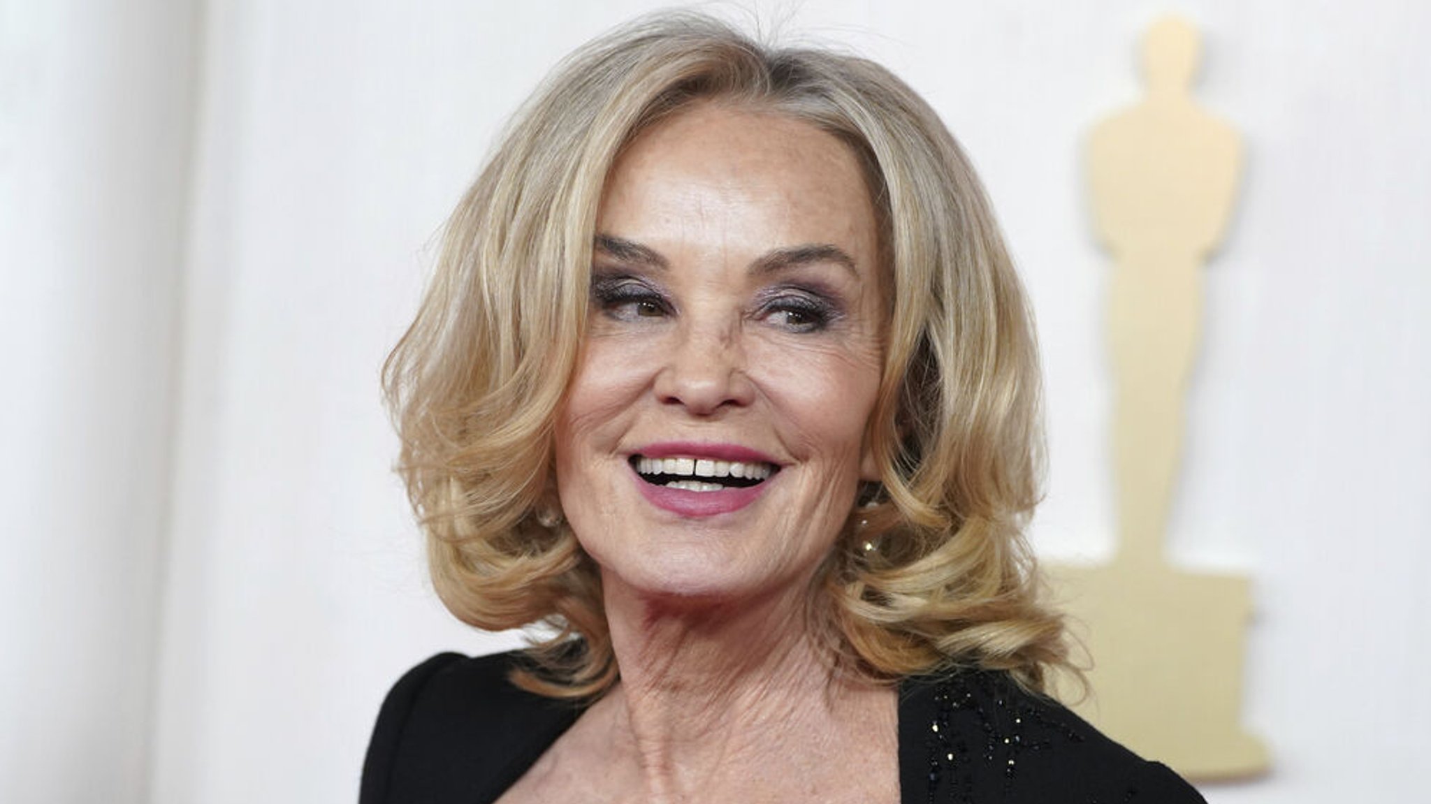 ARCHIV - 10.03.2024, USA, Los Angeles: Jessica Lange kommt zur Oscar-Verleihung im Dolby Theatre in Los Angeles. Die US-Schauspielerin hat in ihrer Karriere schon viele Auszeichnungen erhalten. Im Sommer kommt eine weitere hinzu: Das Filmfest München verleiht ihr seinen Ehrenpreis - den CineMerit Award. Im Gepäck hat die 75-Jährige zudem eine Auswahl persönlicher Fotografien, die während des Corona-Lockdowns in New York entstanden. Sie sollen ab 1. Juli in einer Ausstellung im Deutschen Theatermuseum in München gezeigt werden. (zu dpa: «Filmstar Jessica Lange erhält Ehrenpreis des Filmfests München») Foto: Jordan Strauss/Invision via AP/dpa +++ dpa-Bildfunk +++