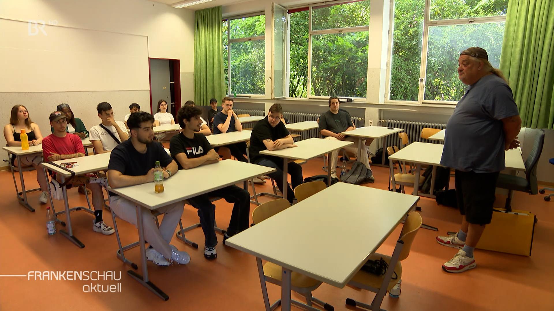 Ex-Häftling Timmy in einer Berufsschulklasse.