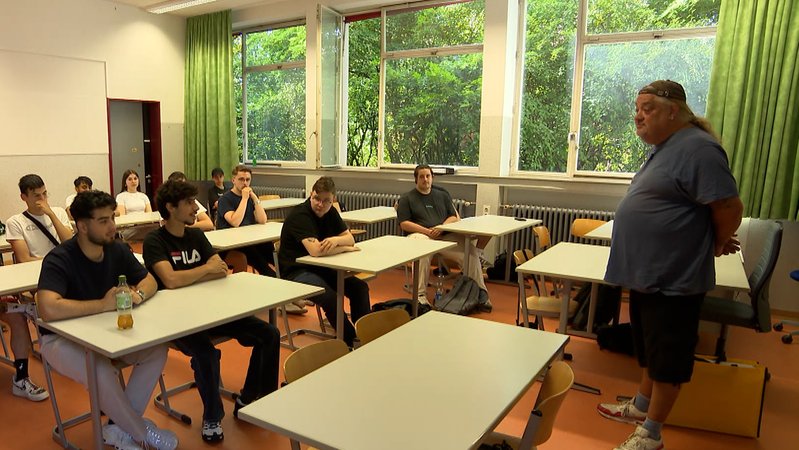 Ex-Häftling Timmy in einer Berufsschulklasse. | Bild: BR Ex-Häftling Timmy in einer Berufsschulklasse.