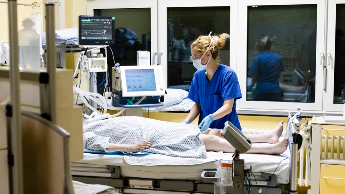 Eine Pflegekraft am Bett einer Patientin auf der Intensivstation (Archivbild)