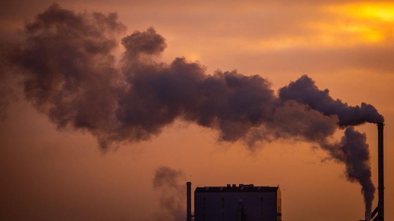 (Symbolbild) Rauch steigt aus Schornsteinen von Industriebetrieben auf. | Bild: dpa-Bildfunk/Jens Büttner (Symbolbild) Rauch steigt aus Schornsteinen von Industriebetrieben auf.