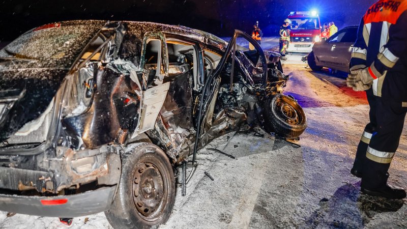 Fünf Fahrzeuge kollidieren auf glatter Bundesstraße bei Heilsbronn: Feuerwehr muss eine Person befreien
