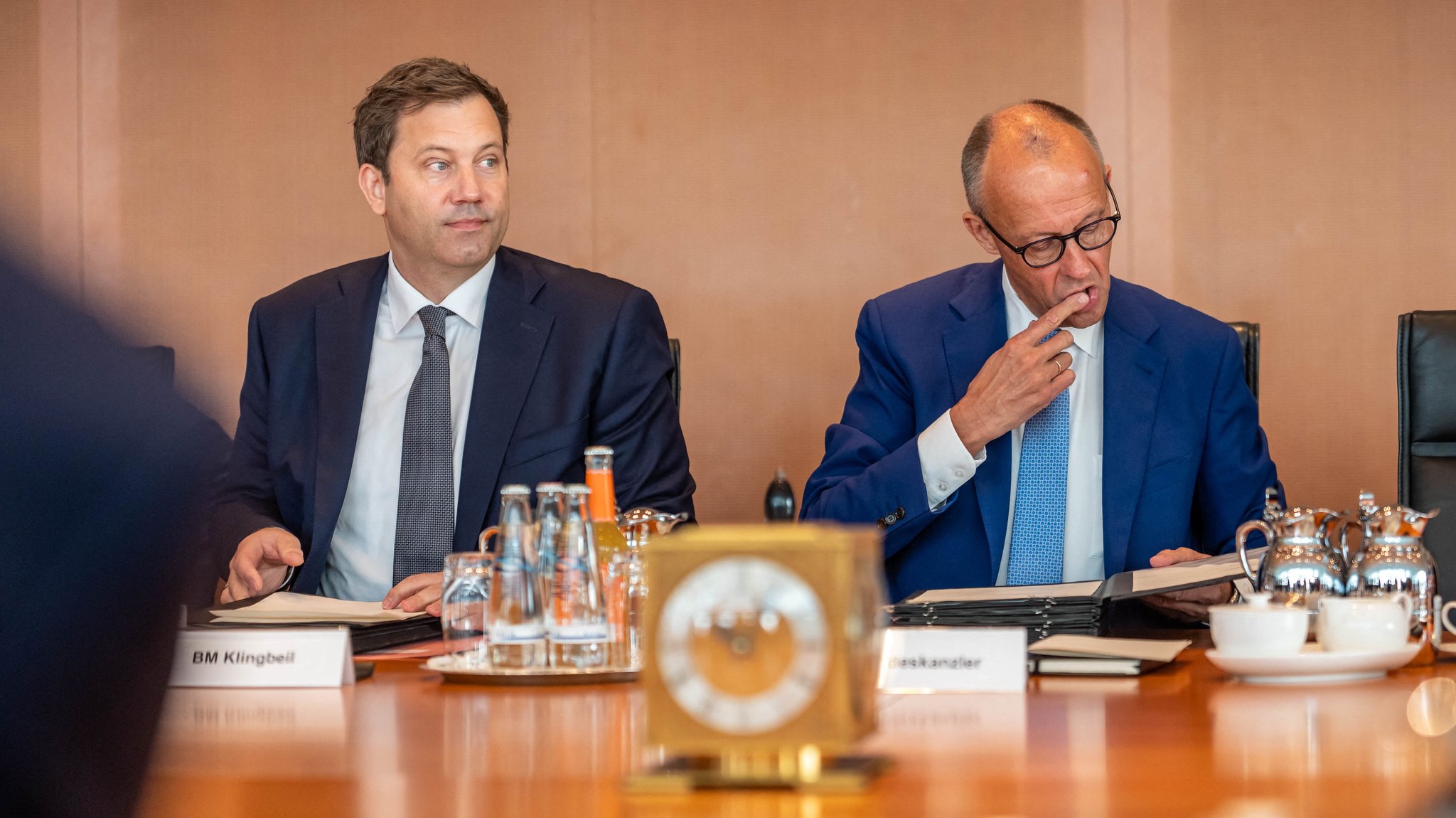 Berlin, 30.9.26: Bundeskanzler Merz (r.) wartet neben Bundesfinanzminister Klingbeil auf den Beginn der Kabinettssitzung. | Bild: pa/dpa/Michael Kappeler Berlin, 30.9.26: Bundeskanzler Merz (r.) wartet neben Bundesfinanzminister Klingbeil auf den Beginn der Kabinettssitzung.