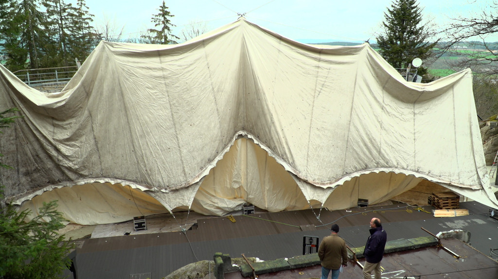 Das riesige Zeltdach wird über den Zuschauerraum der Luisenburg-Festspiele gespannt.