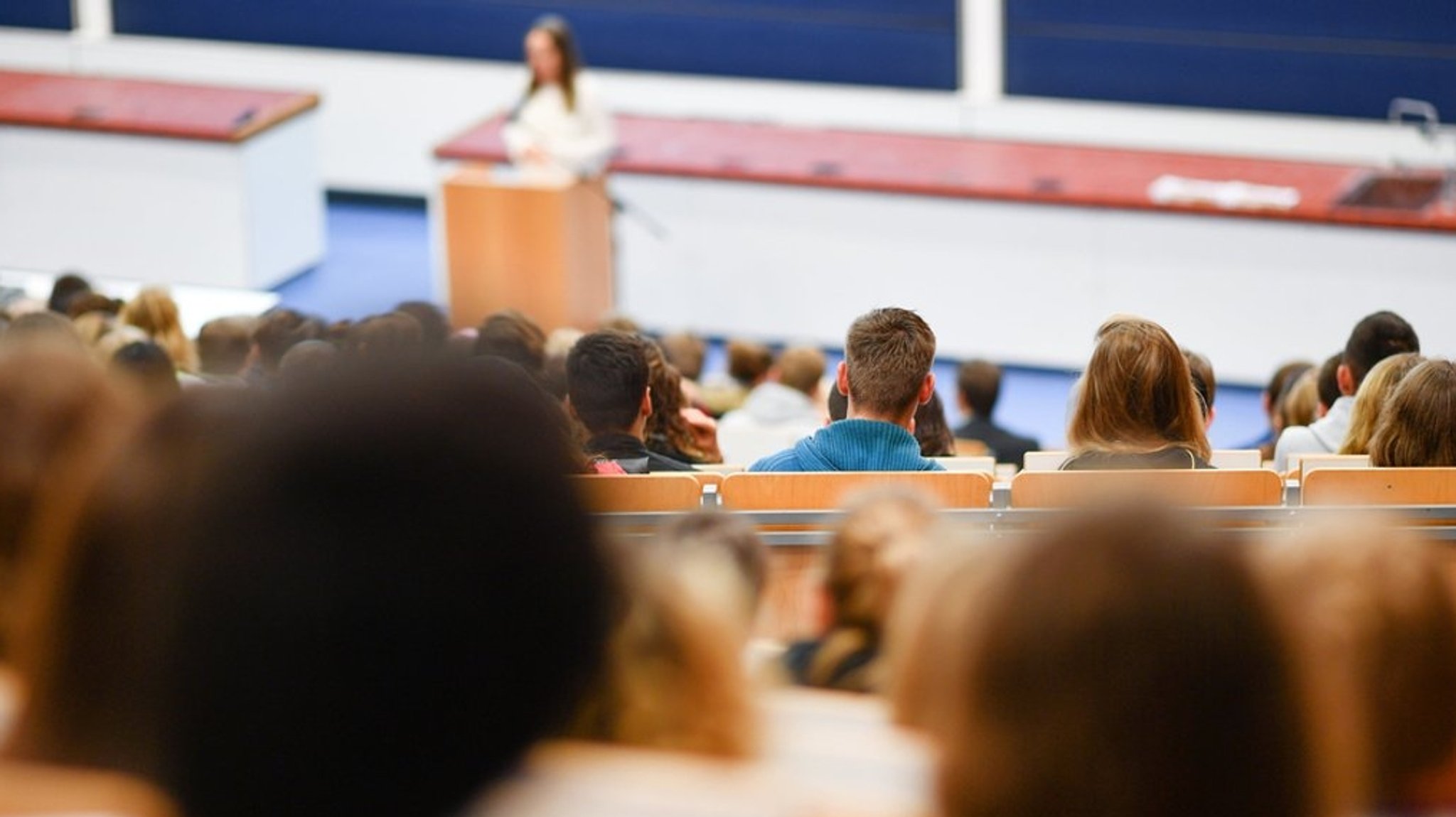 Studierende in einem Hörsaal. 