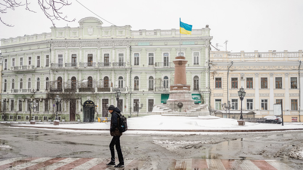 Mann überquert eine Straße im verschneiten Odessa