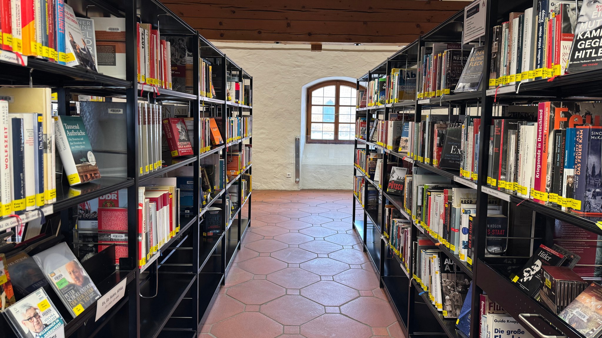 Bucherregale stehen in einem historisch wirkenden Gebäude