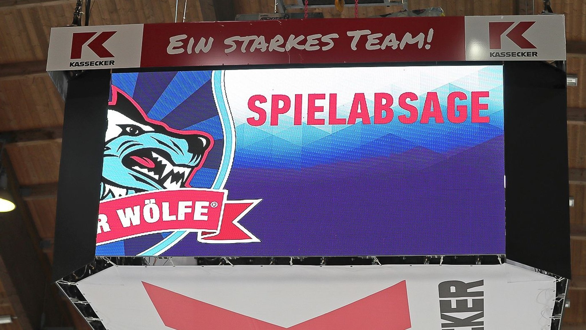 Auf einem Video steht "Spielabsage" neben dem Logo der Selber Wölfe