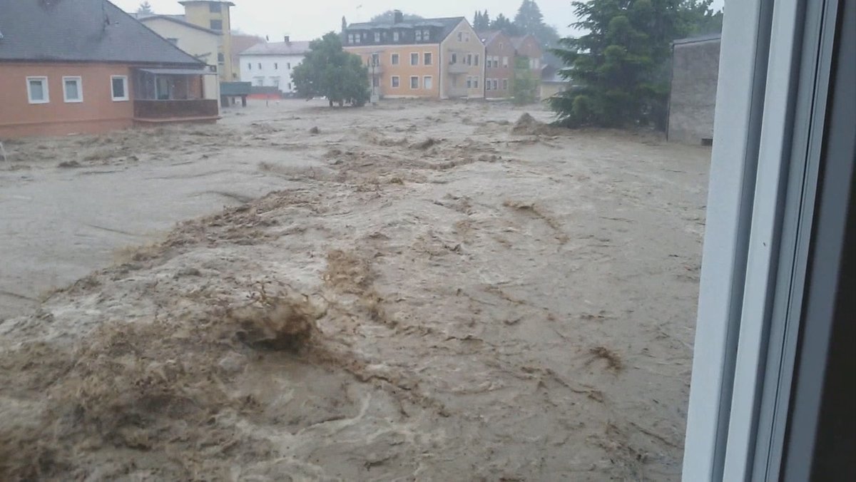 Gefahr durch Starkregen und Sturzfluten: Simbach am Inn bei der Flutkatastrophe vor mehr als sechs Jahren.