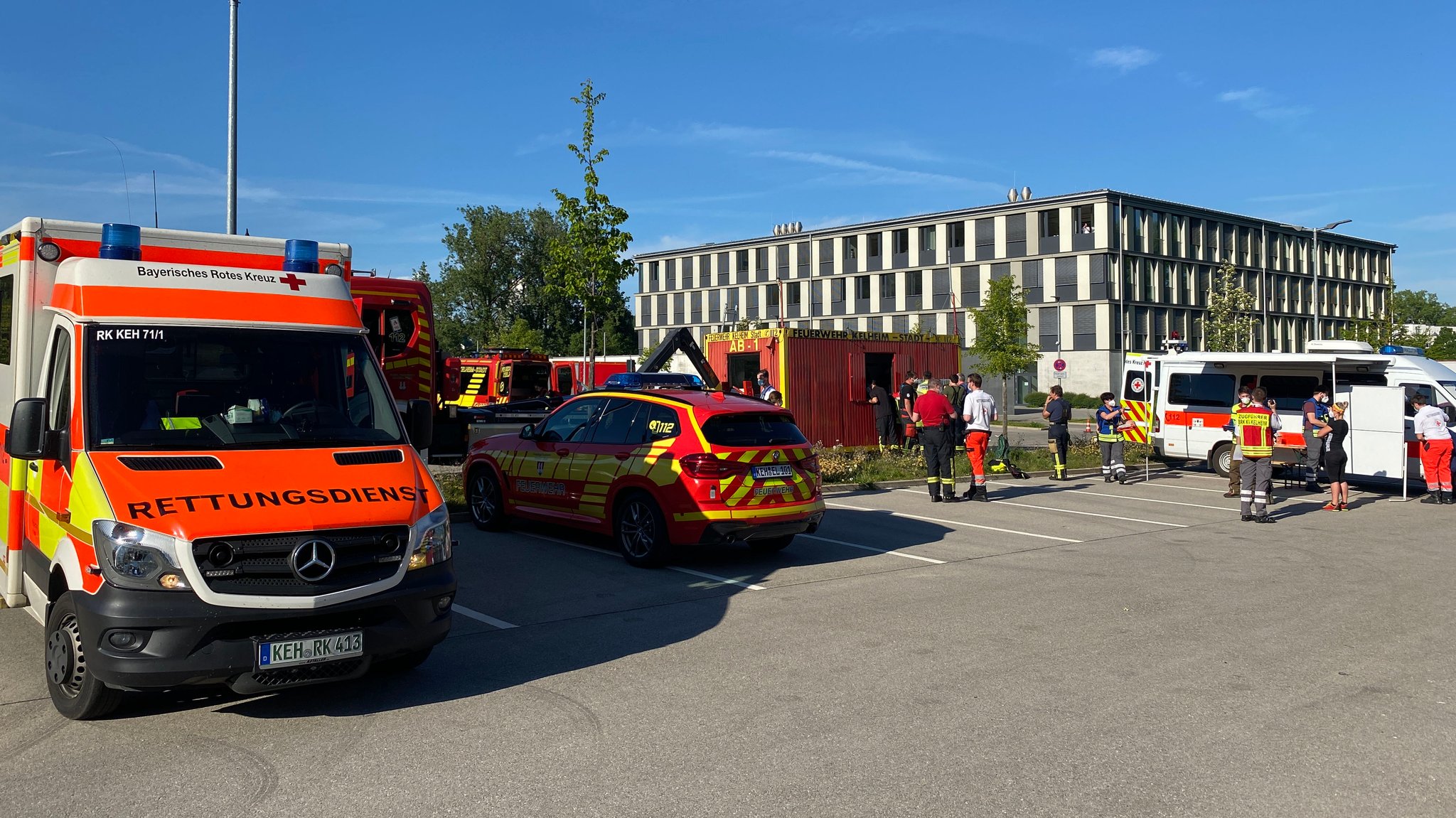 Rettungsdienst und Feuerwehr bei der großangelegten Suche