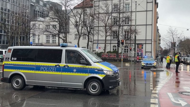 In München ist ein Auto in eine Ansammlung von Streikenden gefahren. Es gibt mindestens 28 Verletzte, darunter Kinder. | Bild: dpa-Bildfunk/Peter Kneffel In München ist ein Auto in eine Ansammlung von Streikenden gefahren. Es gibt mindestens 28 Verletzte, darunter Kinder.