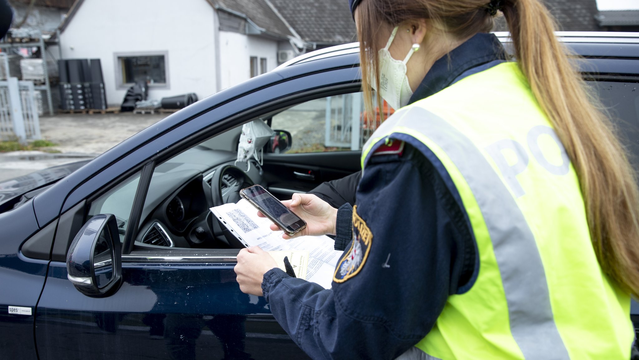 Verkehrskontrolle mit Abfrage des Impfstatus in Graz, Österreich.