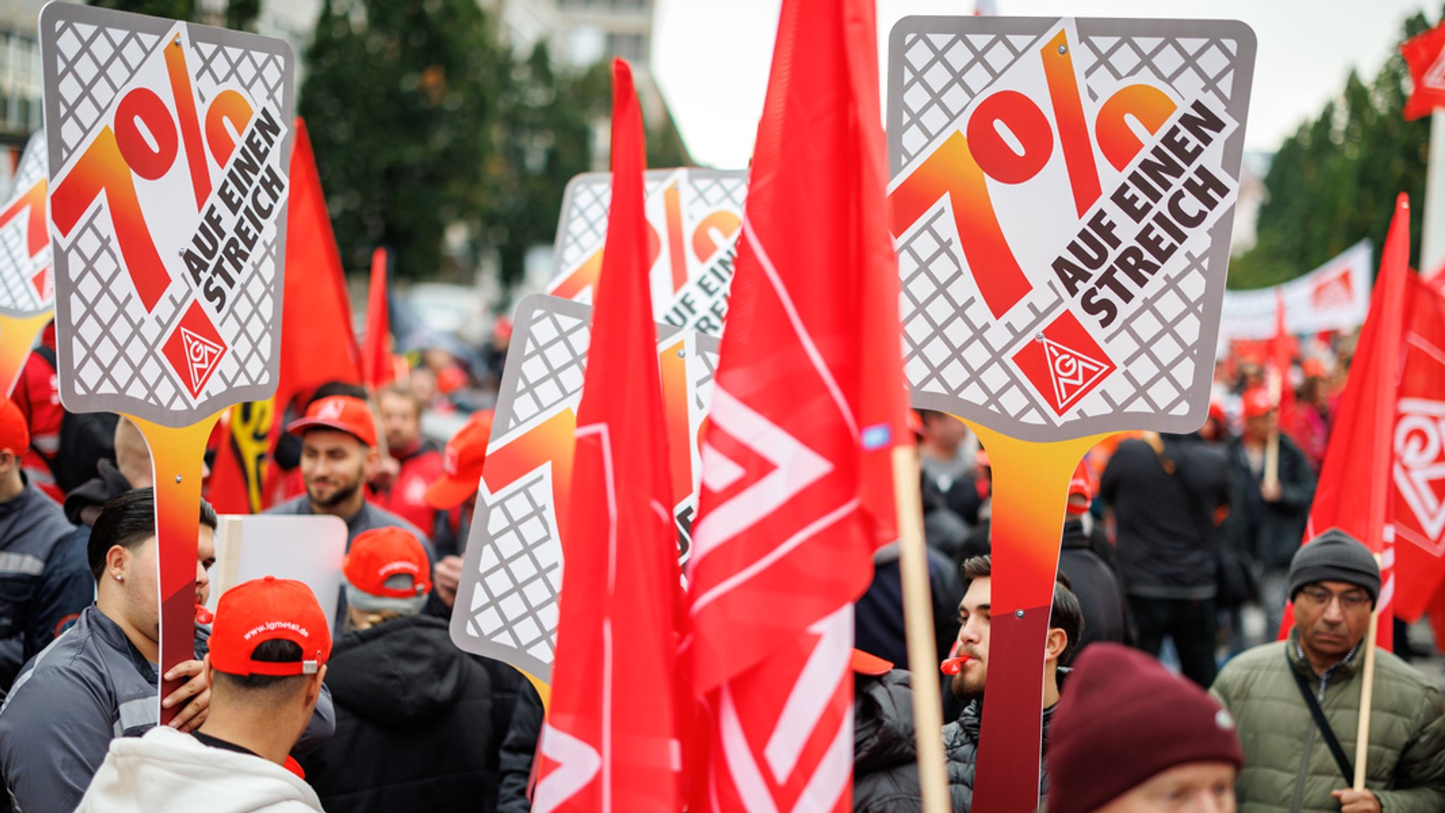 5.10.2024, Bayern, Nürnberg: Schilder mit der Aufschrift «7 Prozent auf einen Streich» sind während einer Kundgebung im Rahmen der zweiten Tarifverhandlung in der bayerischen Metall- und Elektro-Industrie zu sehen.