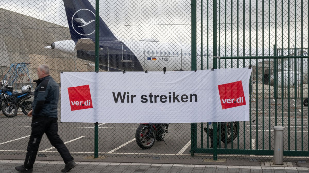 "Wir streiken" steht auf einem Plakat an einem Tor des Flughafens Frankfurt.