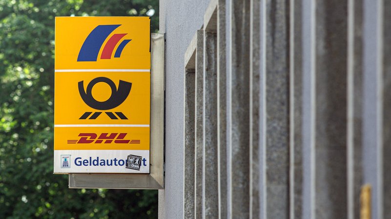 (Symbolbild) In 141 Orten in Deutschland gibt es keine Postfiliale - obwohl diese als sogenannte Pflichtstandorte gelten | Bild: picture alliance / Goldmann | Goldmann (Symbolbild) In 141 Orten in Deutschland gibt es keine Postfiliale - obwohl diese als sogenannte Pflichtstandorte gelten