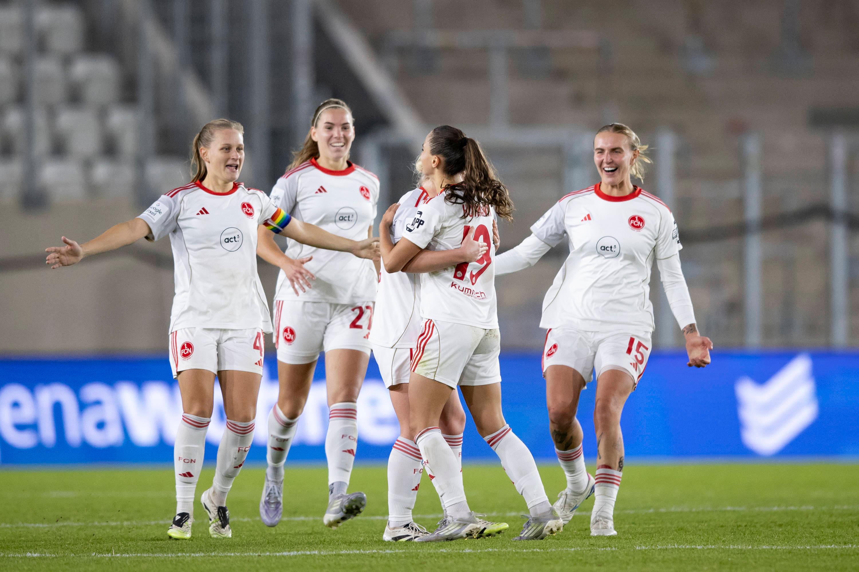 Jubel nach dem 45-Meter-Traumtor: Sanja Homann (vorne) wird von ihren Teamkolleginnen beglückwünscht.