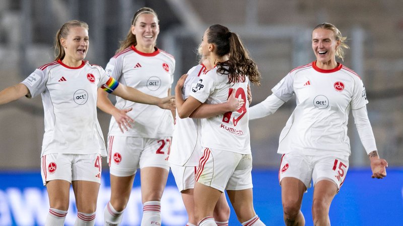 Jubel nach dem 45-Meter-Traumtor: Sanja Homann (vorne) wird von ihren Teamkolleginnen beglückwünscht. | Bild: imago / Beautiful Sports Jubel nach dem 45-Meter-Traumtor: Sanja Homann (vorne) wird von ihren Teamkolleginnen beglückwünscht.
