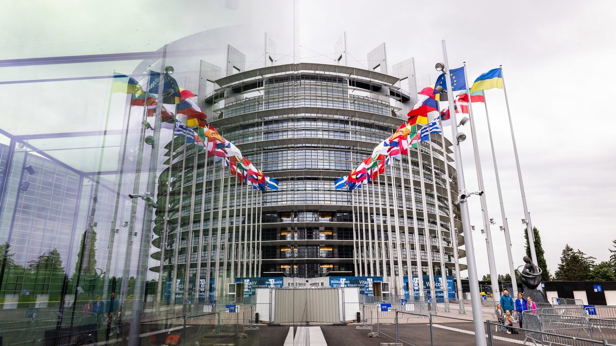 Frankreich, Straßburg: Die Flaggen der Europäischen Union, ihrer Mitgliedsstaaten sowie der Ukraine wehen vor dem Gebäudes des Europäischen Parlaments.