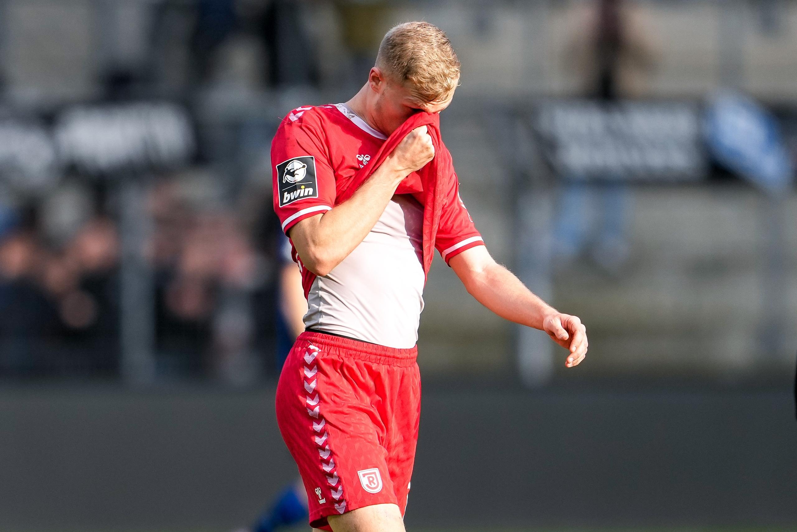 Enttäuschung bei den Spieler des SSV Jahn Regensburg
