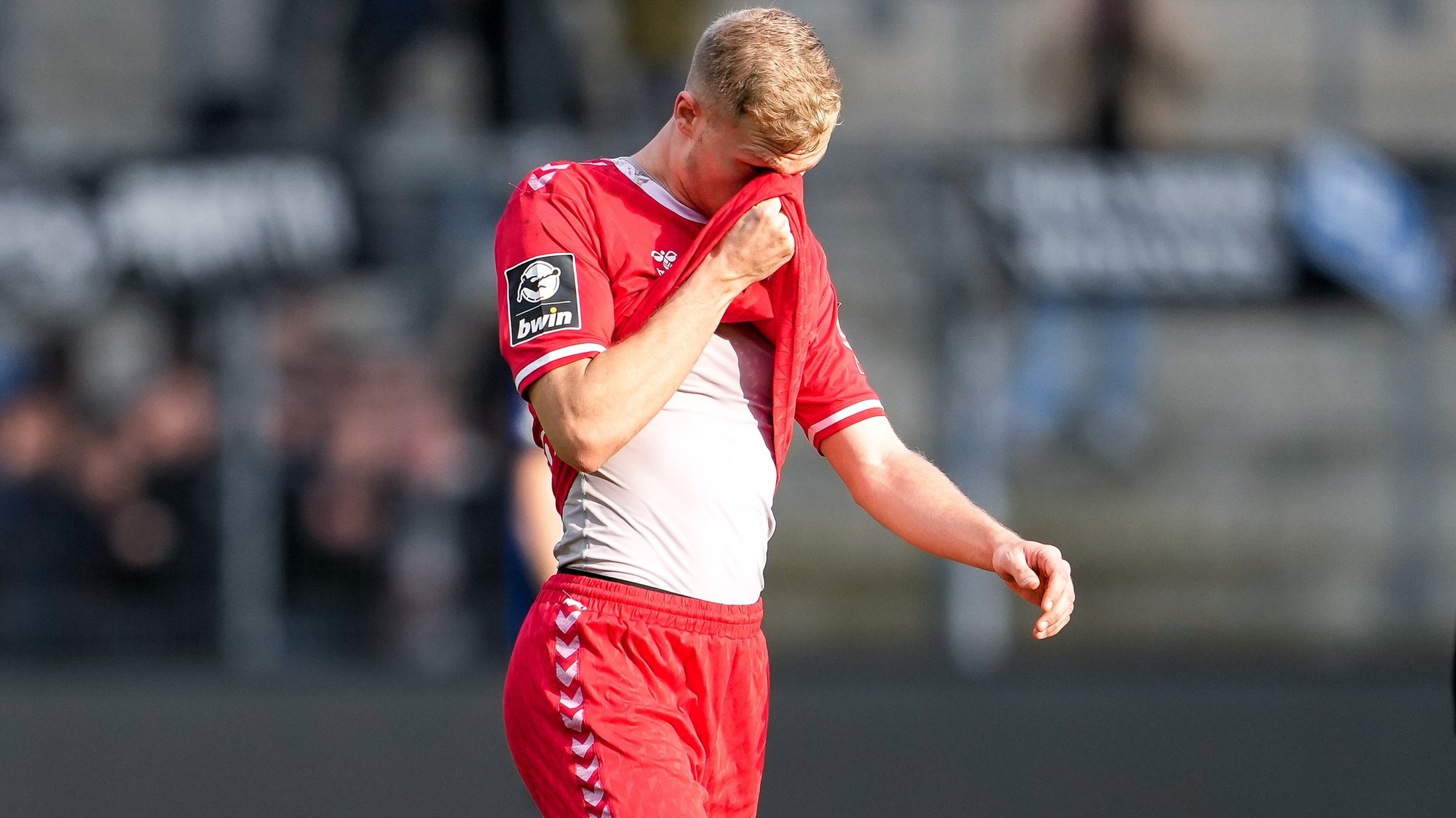 Enttäuschung bei den Spieler des SSV Jahn Regensburg