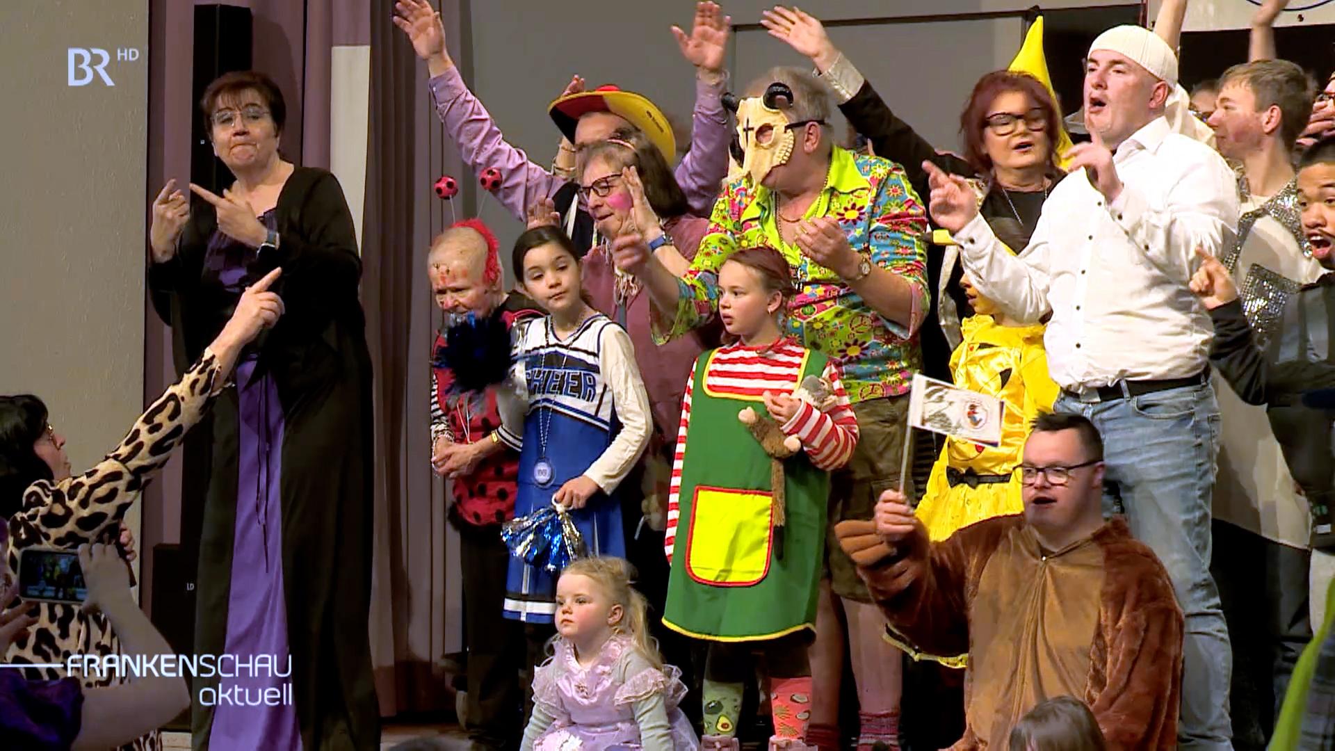 Besucher der Prunksitzung mit und ohne Handicap in Bayreuth.