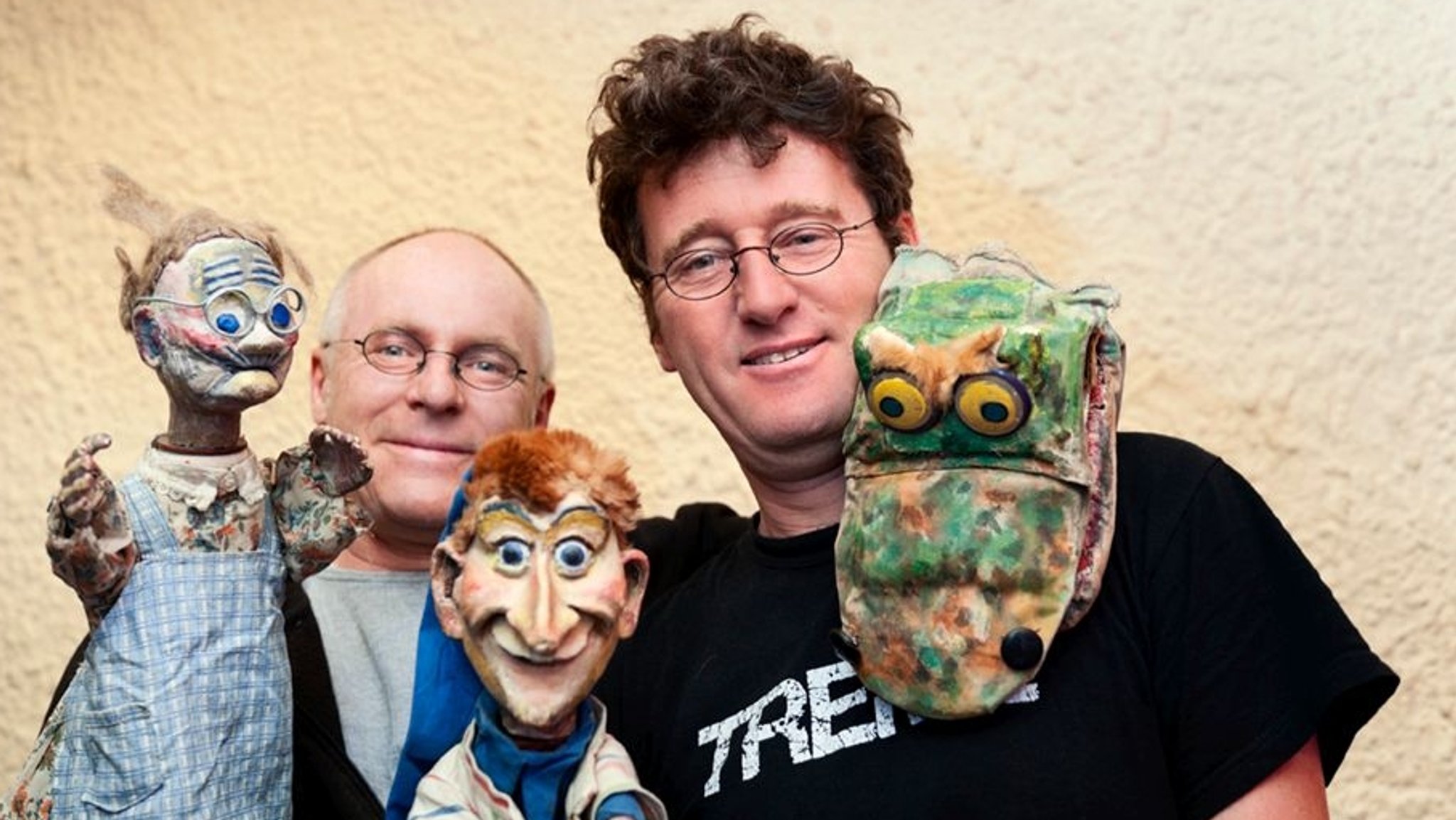 Josef Parzefall und Richard Oehmann mit den Handpuppen Großmutter, Kasperl und Krokodil. Sie sind Doctor Döblingers geschmackvolles Kasperltheater