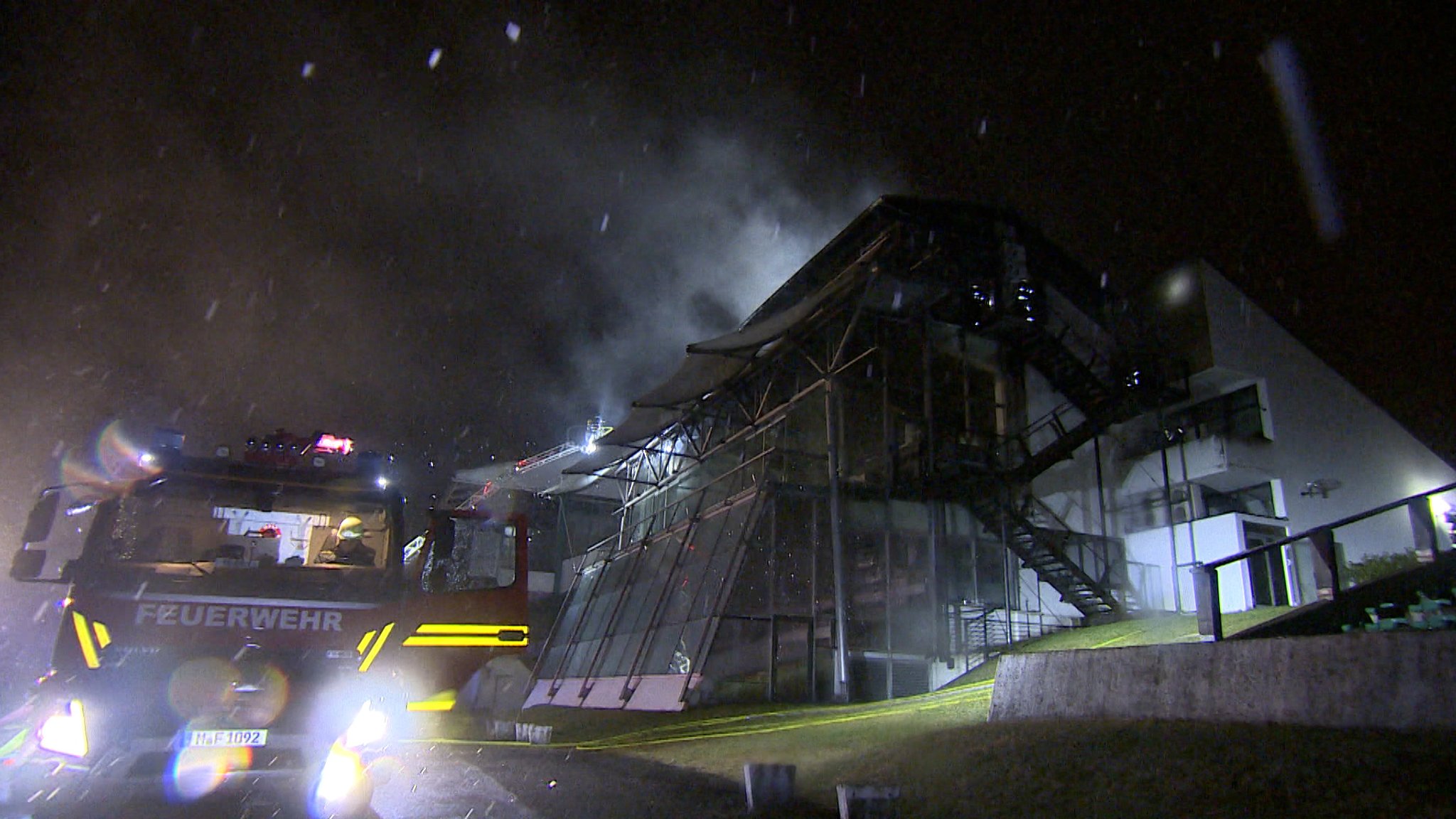 An der Galopprennbahn im Münchner Stadtteil Riem ist es in der Nacht zu einem Großbrand gekommen. 