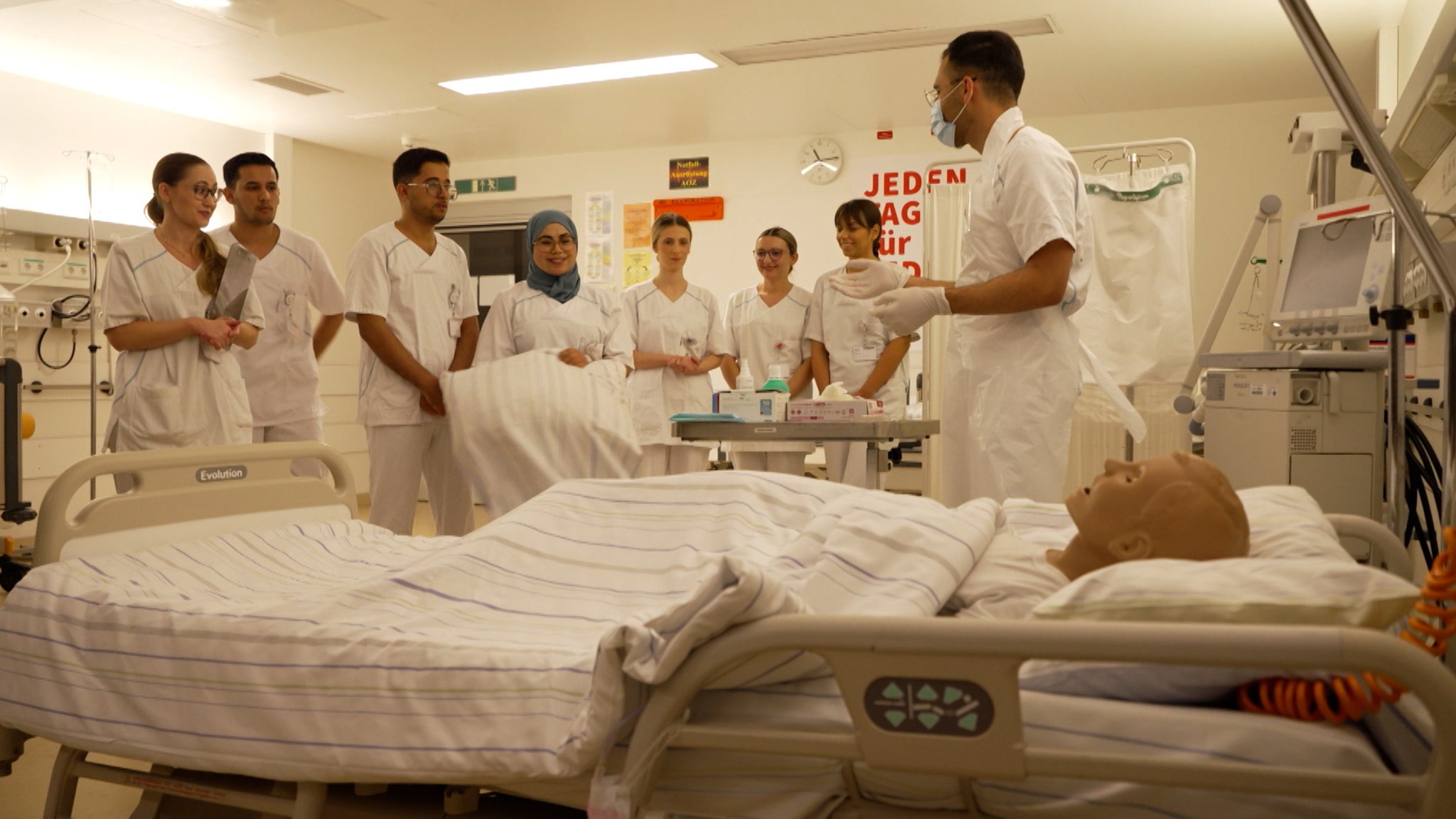 Zukünftige Pfleger und Pflegerinnen trainieren an einer Simulationspuppe