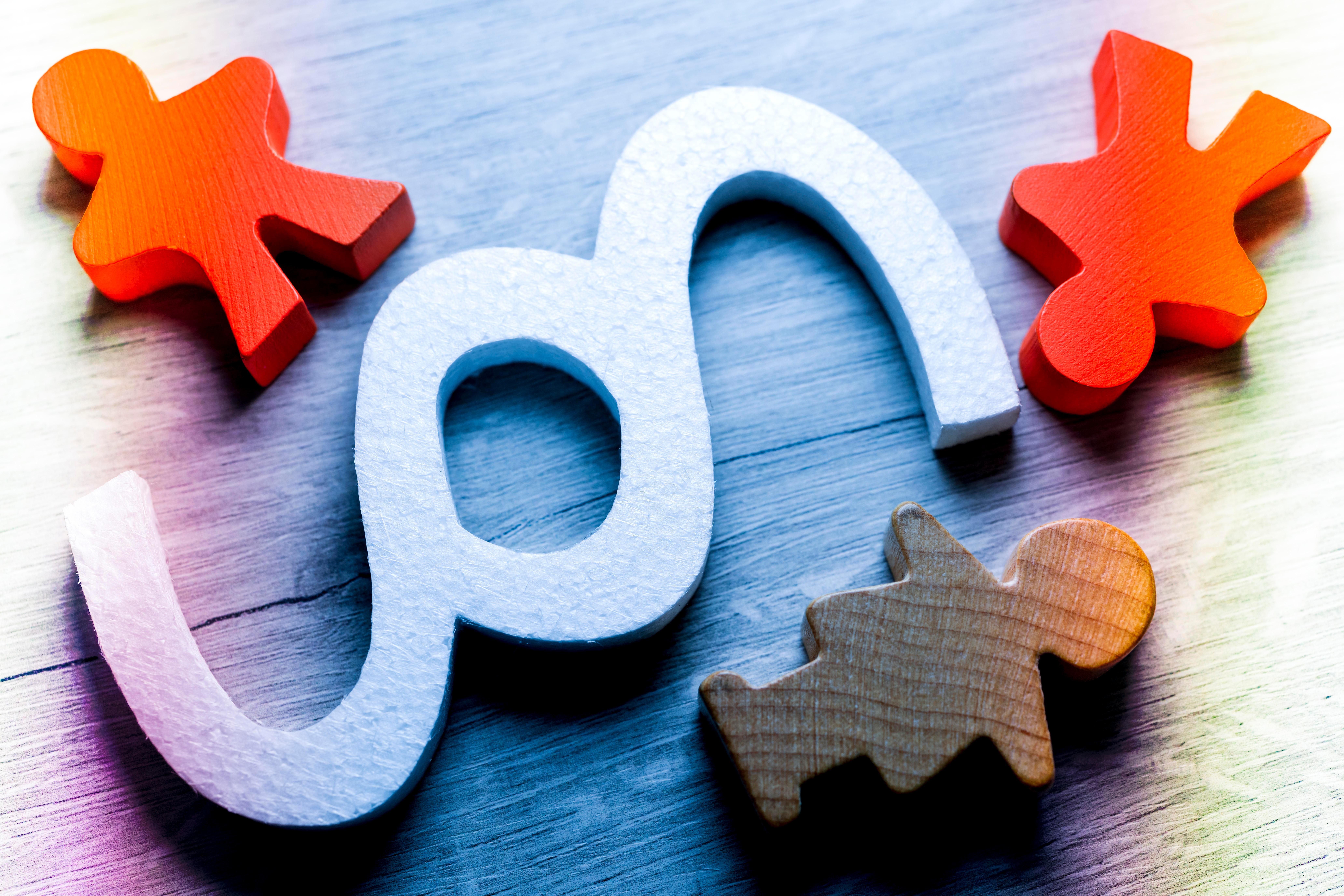 Kinderfiguren mit Paragrafenzeichen (Symbolfoto)