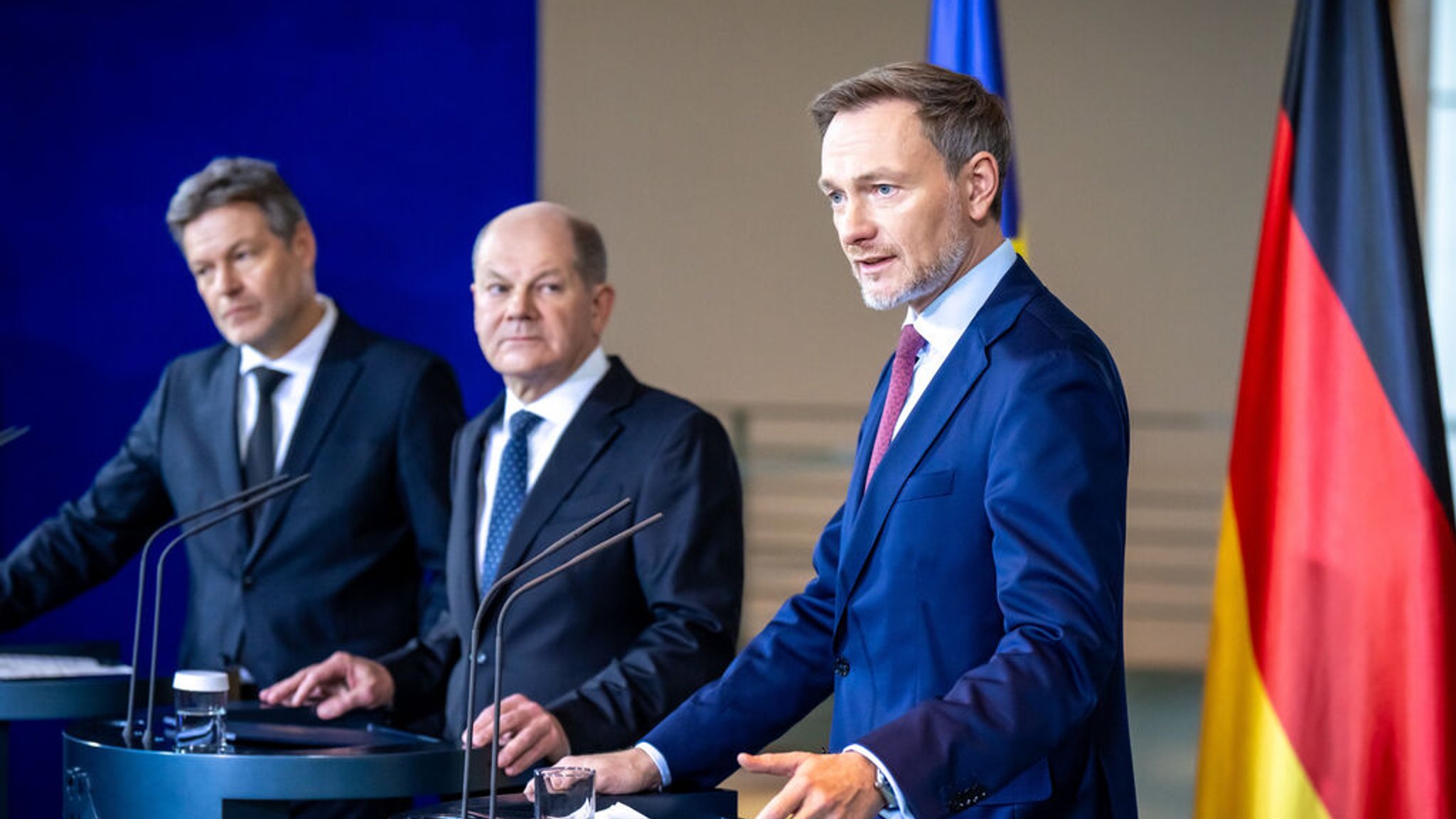 ARCHIV - 13.12.2023, Berlin: Robert Habeck (l-r, Bündnis 90/Die Grünen), Bundesminister für Wirtschaft und Klimaschutz, Bundeskanzler Olaf Scholz (SPD) und Christian Lindner (FDP), Bundesminister der Finanzen, geben ein Pressestatement zur Einigung für den Bundeshaushalt 2024 im Bundeskanzleramt.  Bei der FDP-Mitgliederbefragung hat sich eine knappe Mehrheit für den Verbleib in der Ampel-Koalition mit SPD und Grünen ausgesprochen. (Zu dpa "Knappe Mehrheit bei FDP-Mitgliederbefragung für Verbleib in der Ampel") Foto: Michael Kappeler/dpa +++ dpa-Bildfunk +++