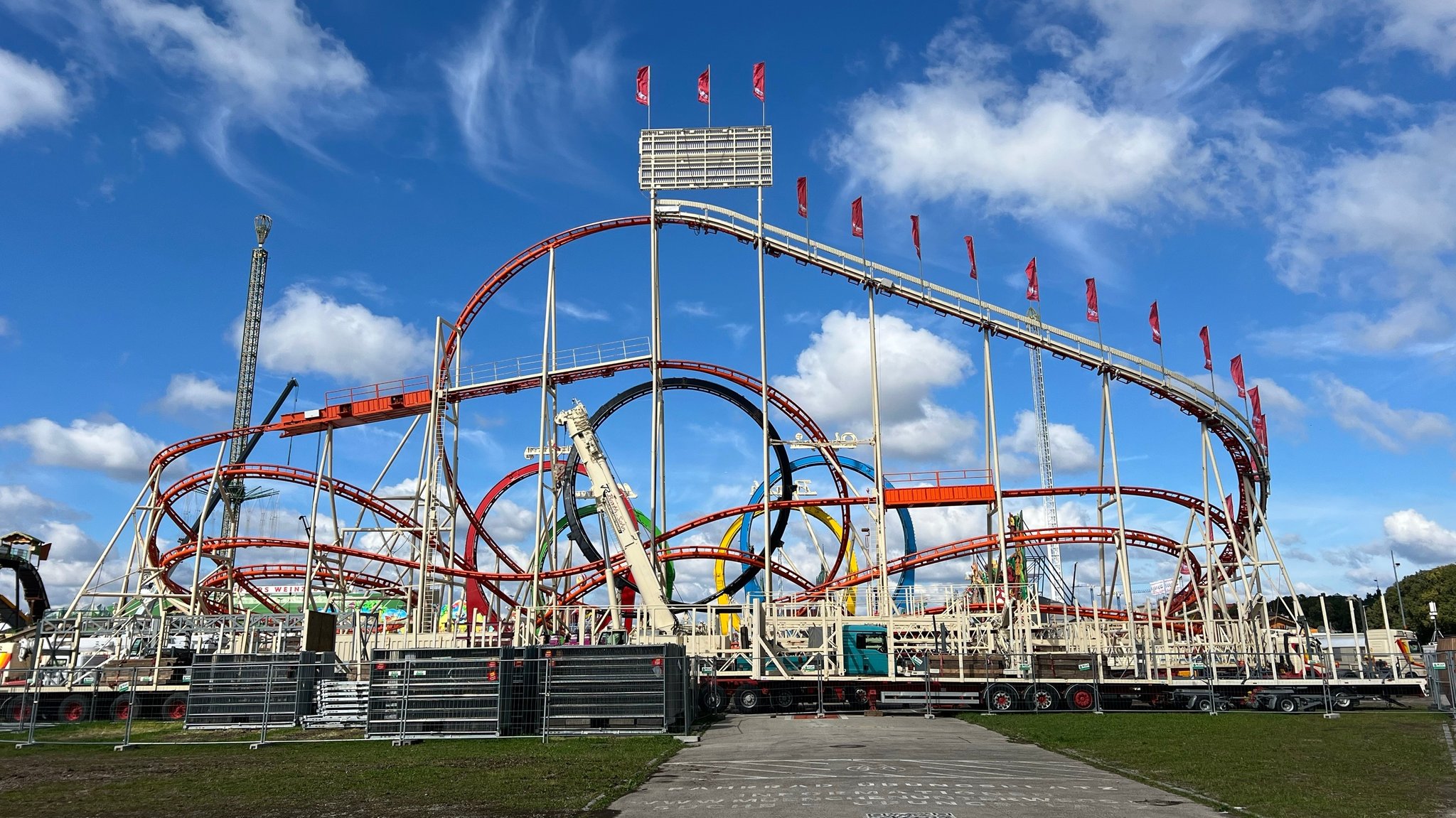 Aufbauarbeiten beim Olympia Looping am 17. September 2024.