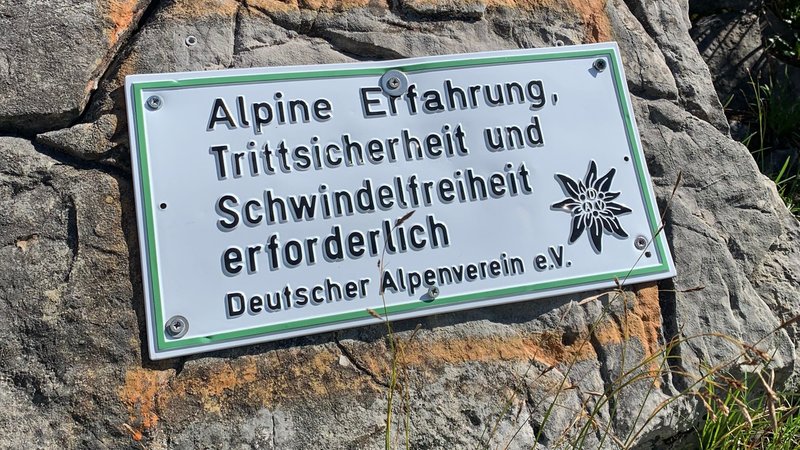 Am Grat der Brecherspitze in den bayerischen Voralpen passieren immer wieder Unfälle. Trittsicher und geübt sollte man für den Pfad dort sein. | Bild: BR/ Elisabeth Tyroller Am Grat der Brecherspitze in den bayerischen Voralpen passieren immer wieder Unfälle. Trittsicher und geübt sollte man für den Pfad dort sein.
