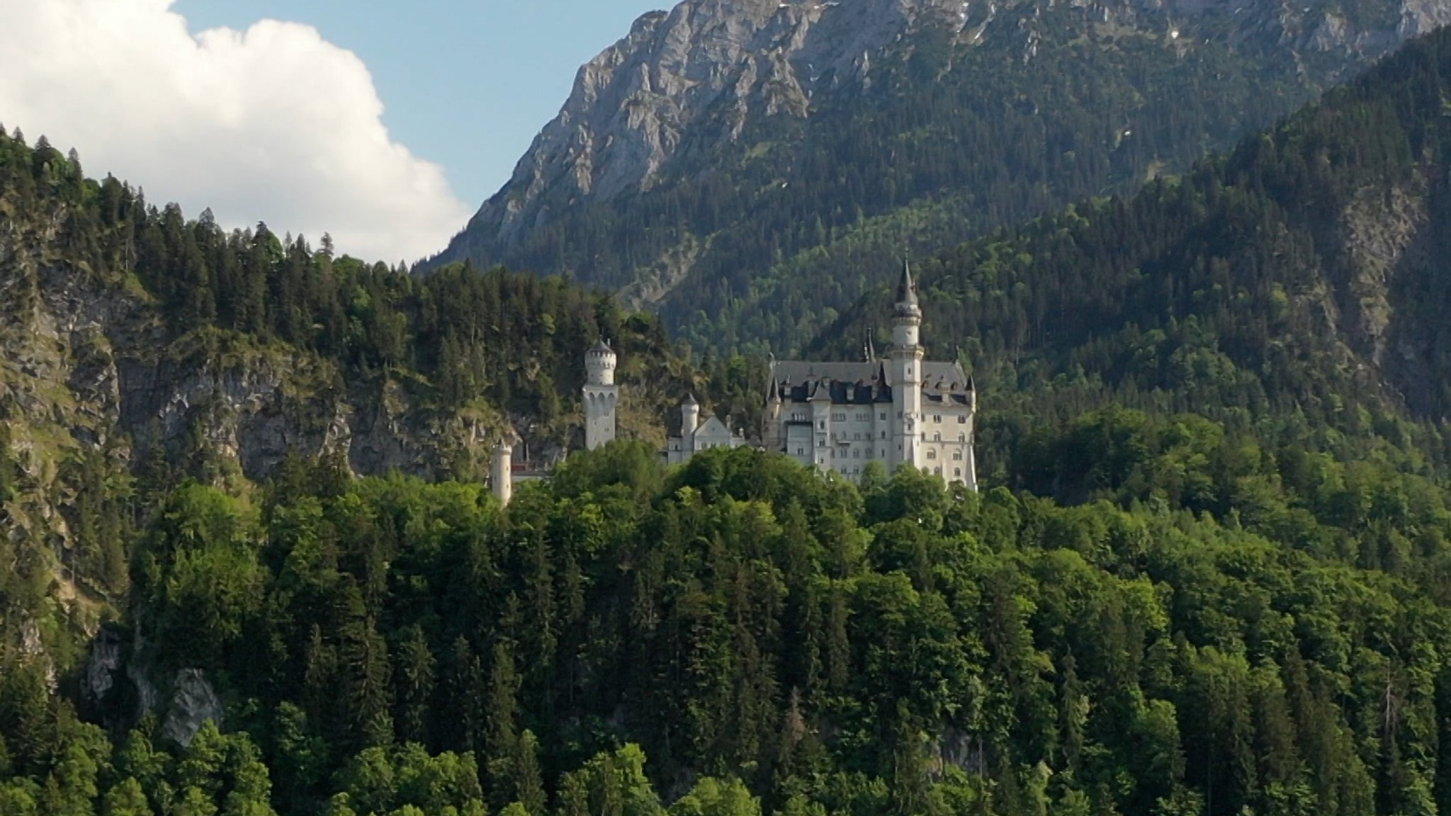 In Schwangau läuft heute ein Bürgerentscheid um Neuschwanstein und die Frage, ob es auf die Liste des Weltkulturerbes kommen soll. 