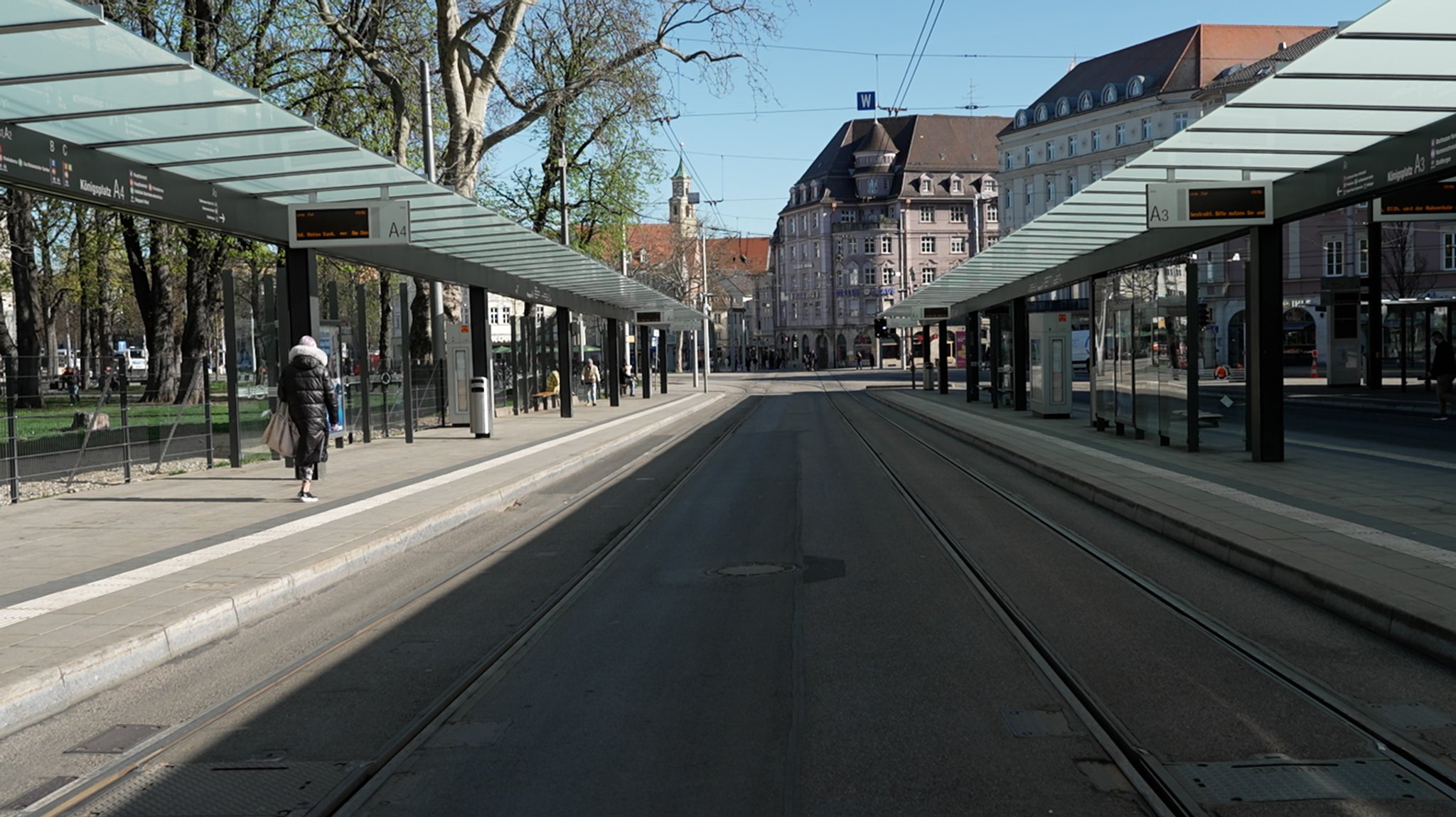 Leere Straßenbahnhaltestellen am Königsplatz in Augsburg am 07.04.26