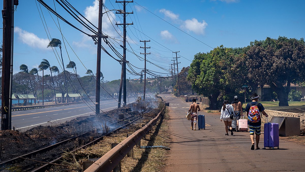 Einwohner kehren an maroden Stromleitungen vorbei nach Kahaine zurück