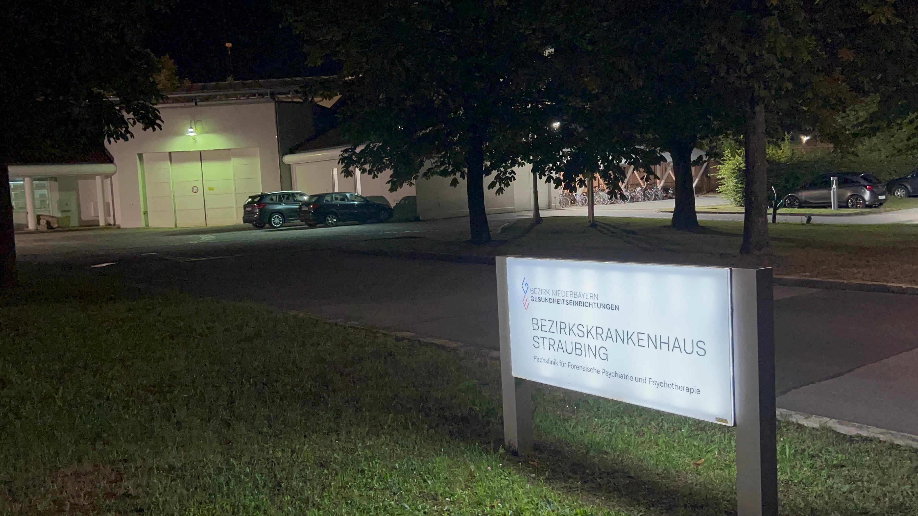 Schild vor dem BKH Straubing bei Nacht