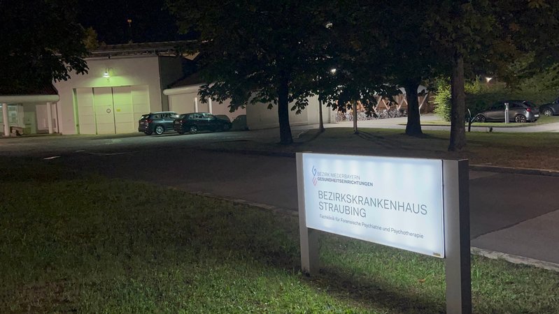 Schild vor dem BKH Straubing bei Nacht | Bild: BR/Andreas Wenleder Schild vor dem BKH Straubing bei Nacht