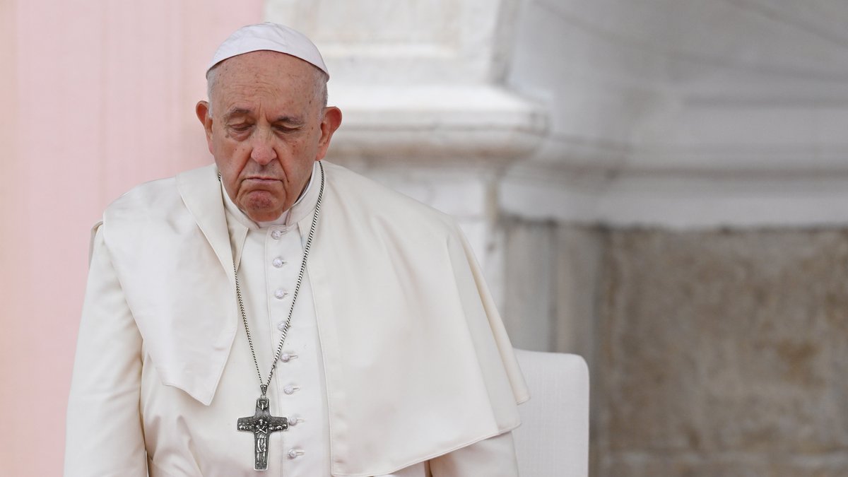 Papst Franziskus in weißer Robe