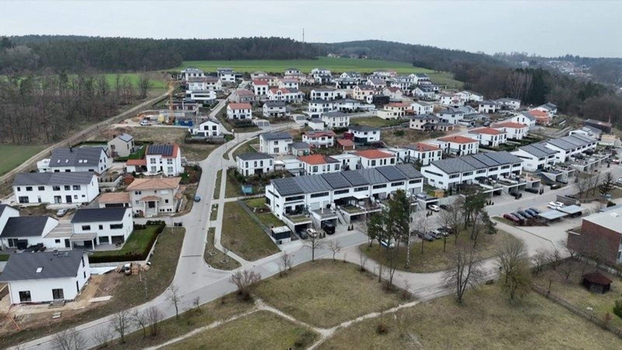 Die betroffene Neubausiedlung "Roither Berg" in Wenzenbach von oben.