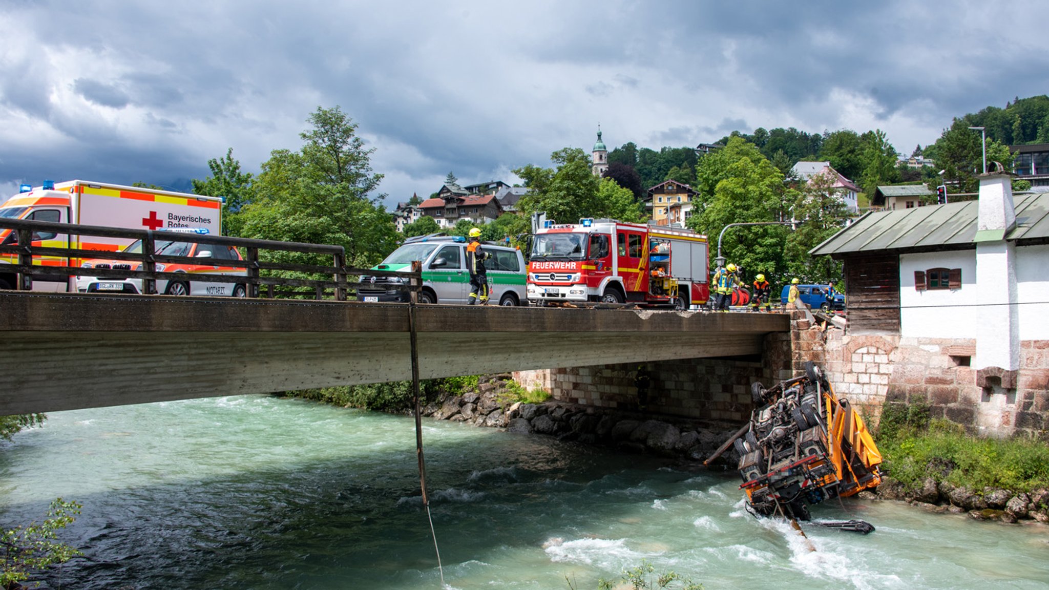 Lkw stürzt in Berchtesgaden von Brücke. 