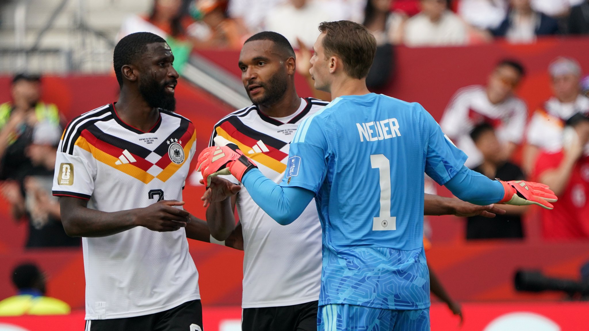 Die DFB-Spieler Antonio Rüdiger, Jonathan Tah und Manuel Neuer im Gespräch.