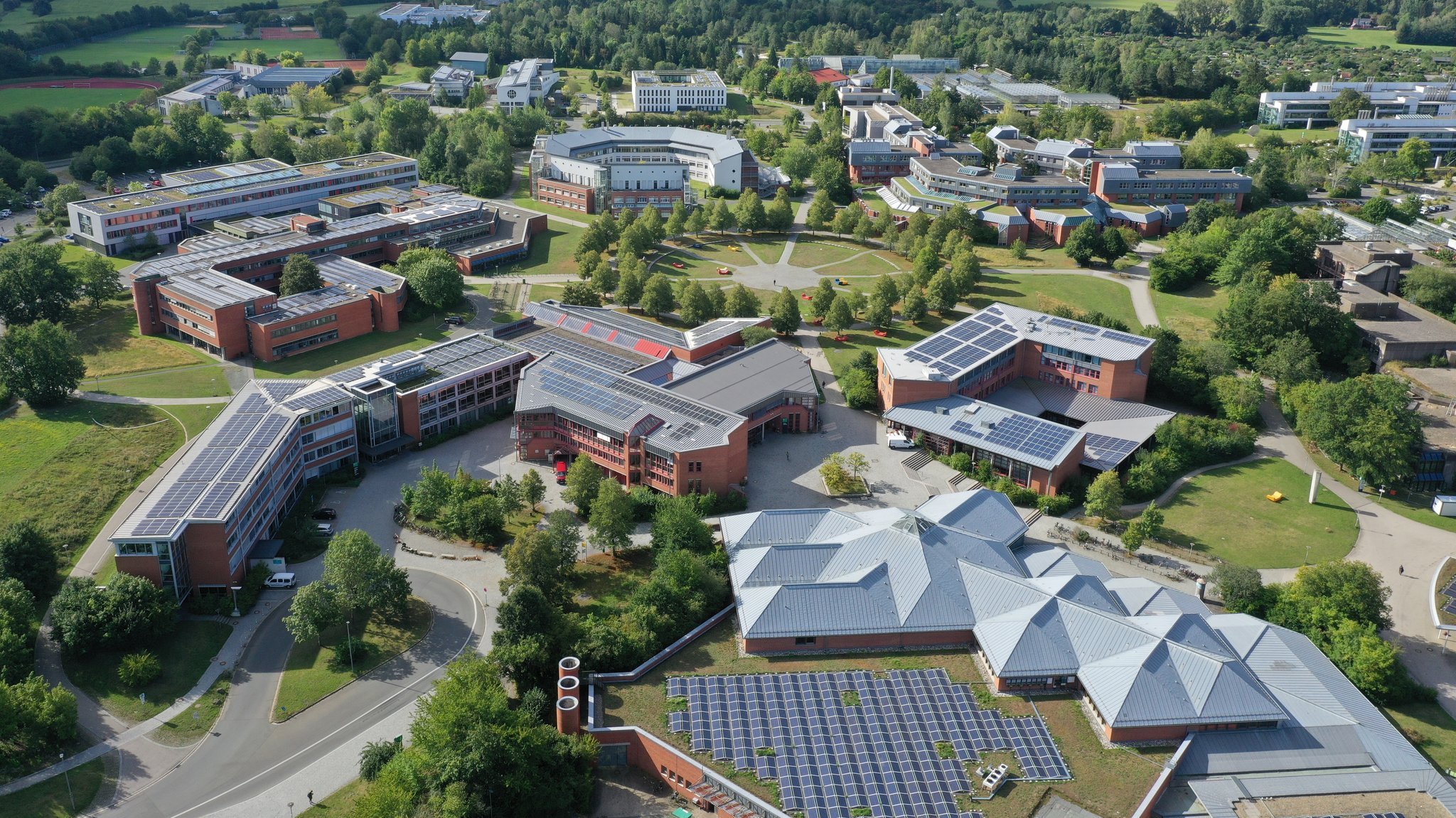 Blick aus der Luft auf den Campus der Uni Bayreuth | Bild: BR / Michael Böhm Blick aus der Luft auf den Campus der Uni Bayreuth