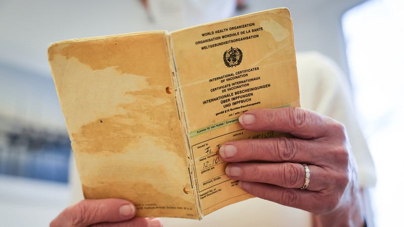 Erste Corona-Impfungen in Hamburger Hausarztpraxen | Bild: dpa-Bildfunk/Christian Charisius Erste Corona-Impfungen in Hamburger Hausarztpraxen