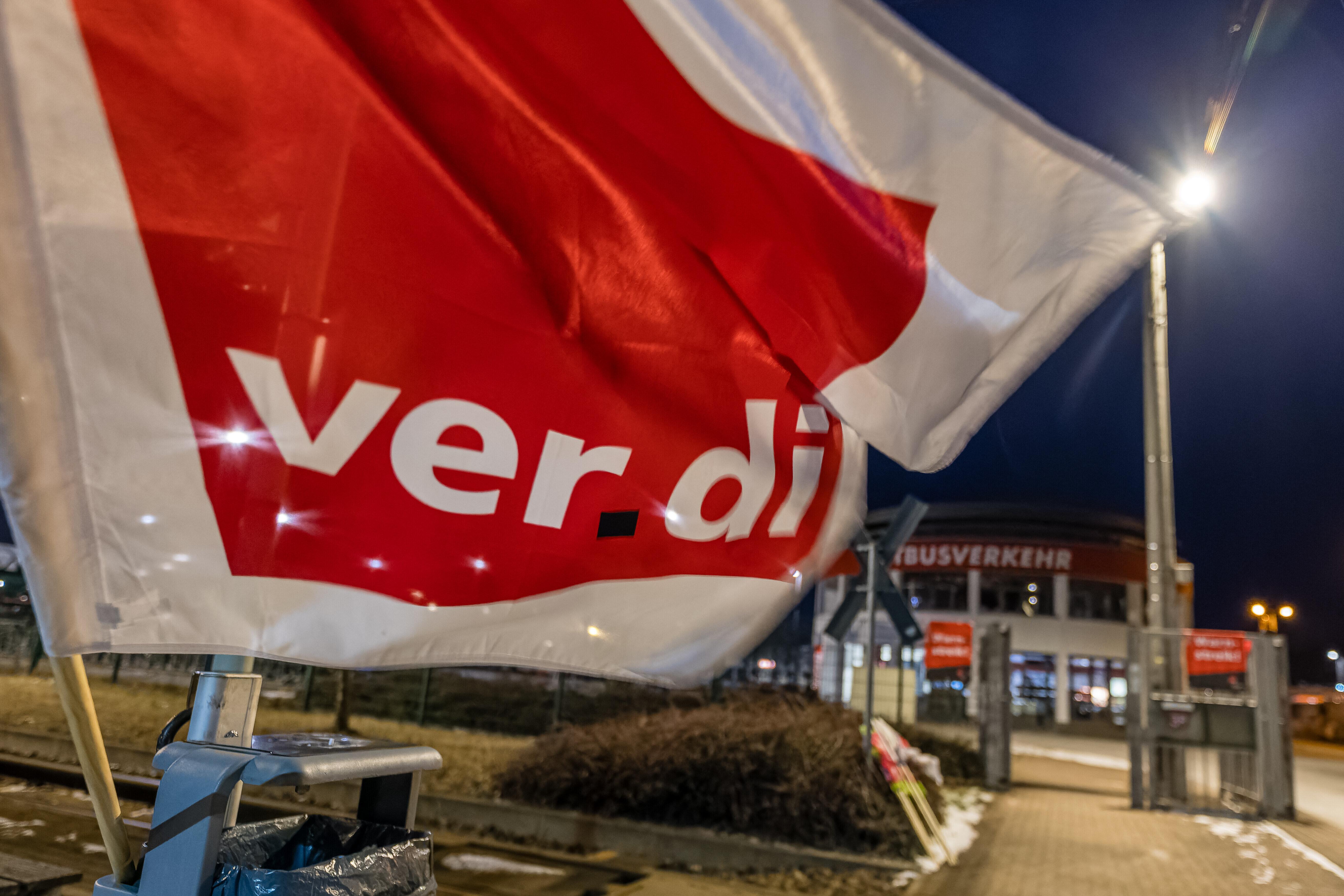 Eine Fahne von Verdi flattert bei minus 8 Grad Celsius im Wind. Die Gewerkschaft Verdi hat im Rahmen von parallel laufenden Tarifverhandlungen für Montag in fast allen Bundesländern zu Warnstreiks bei kommunalen Verkehrsunternehmen aufgerufen. (02.02.2026)
